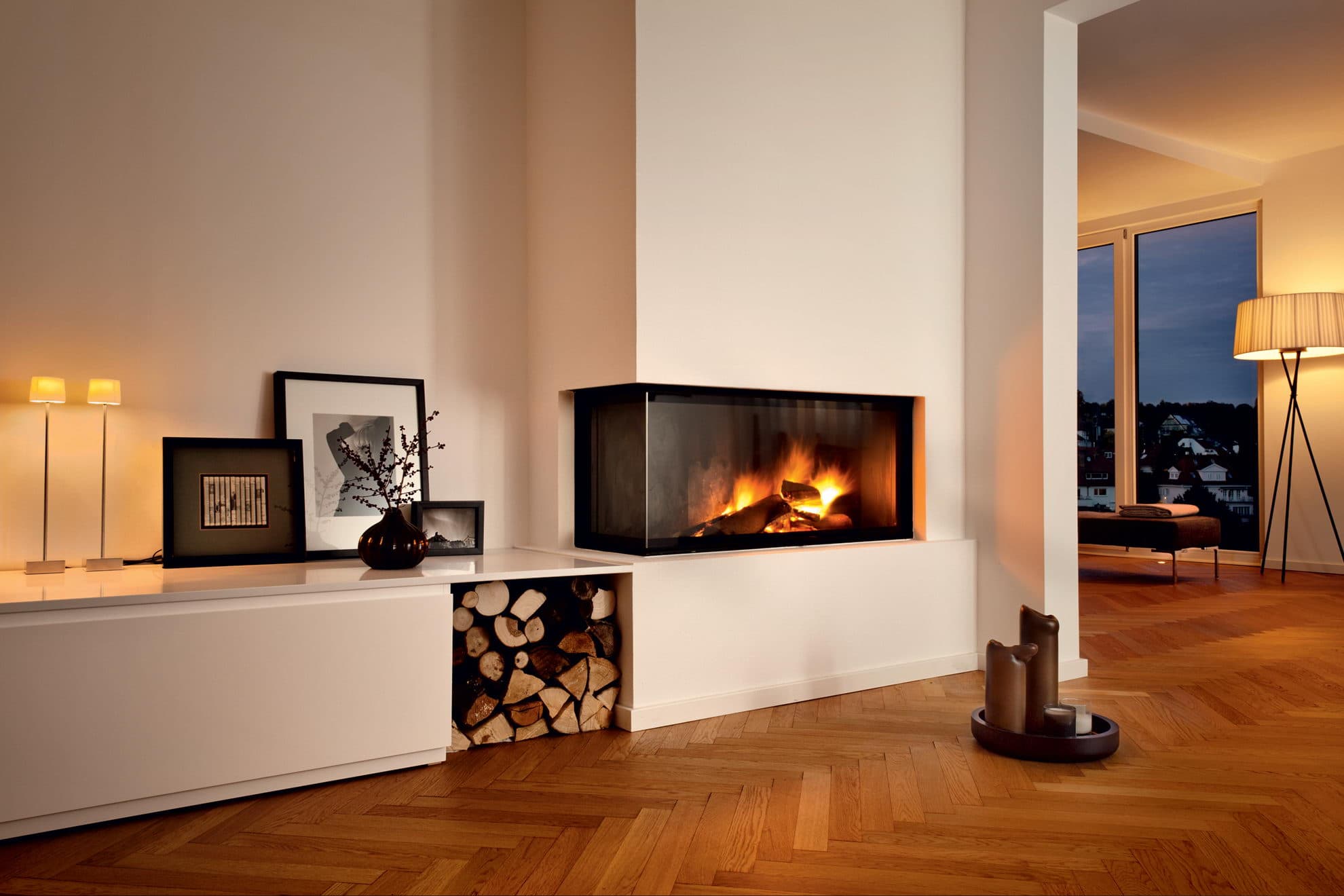 Cheminée sur-mesure Rüegg dans un salon contemporain